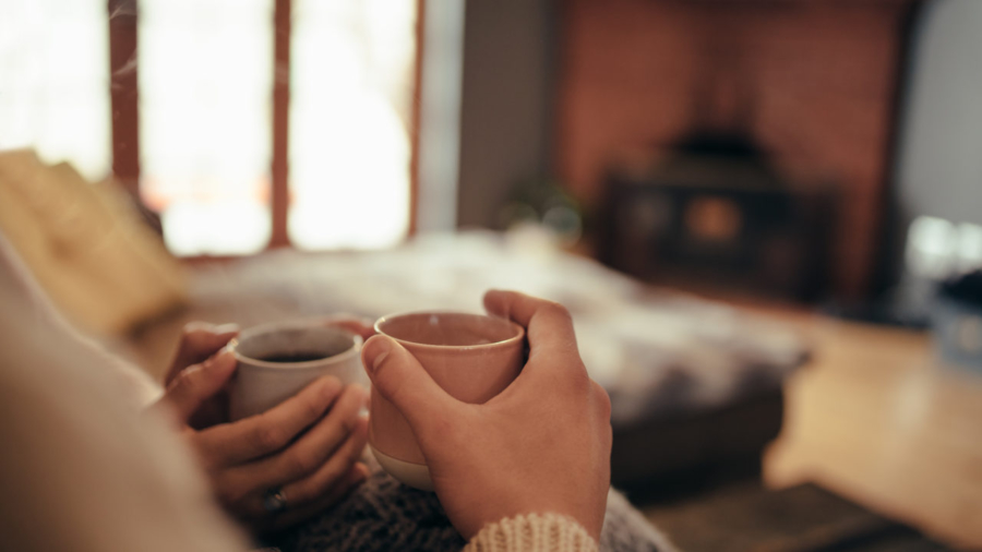 Kaksi kättä ja kahvikupit