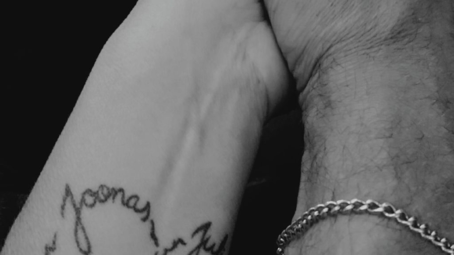 Kaksi ihmistä käsi kädessä