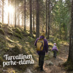 Vanhempi ja lapsi metsässä ja teksti Turvallinen perhe-elämä -teksti
