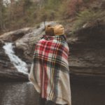 Pari huovan alla joen ääressä