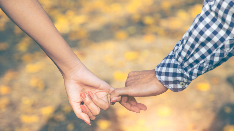 pariskunta käsikädessä