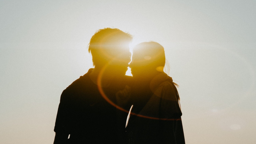 pariskunta ja auringonvalo