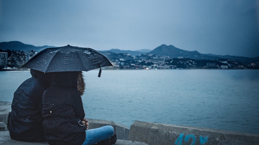 pariskunta sateenvarjon alla