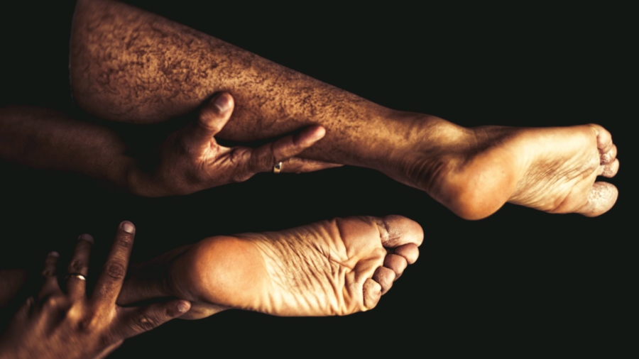 Kaksi jalkaa ja kättä