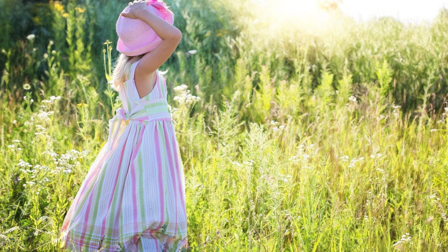 tyttö pellolla