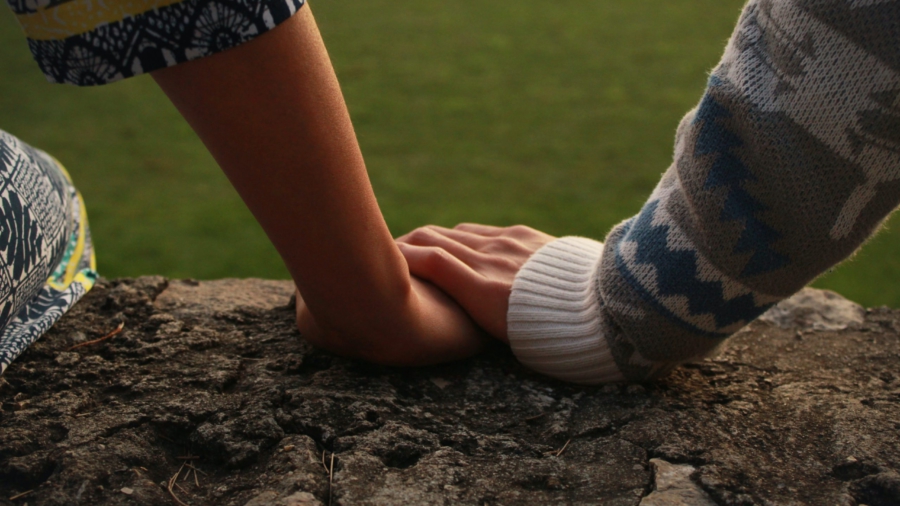 pari käsi kädessä