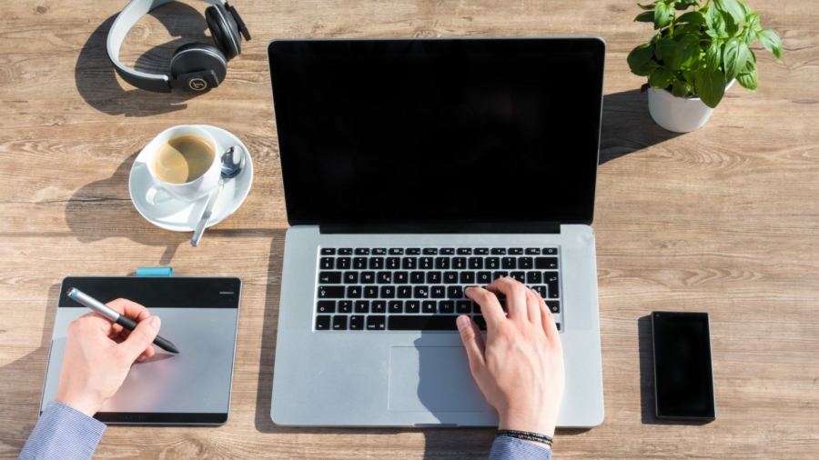 henkilö tietokoneella