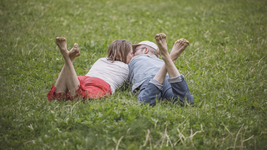 Pariskunta nurmikolla