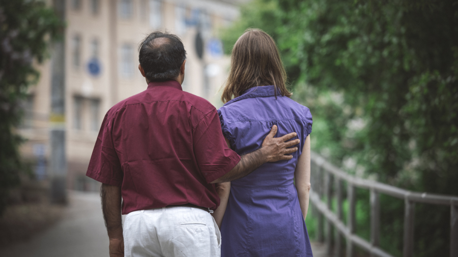 Pari kävelemässä puistokadulla