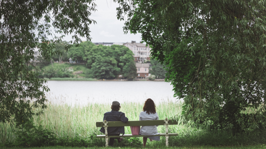 Pariskunta penkillä